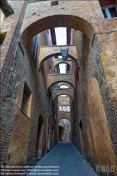 Viennaslide-06642020 Siena, mittelalterliche Gasse mit Strebebögen - Siena, Medival Alley