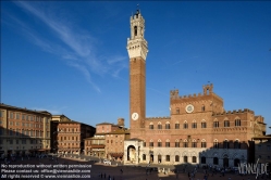 Viennaslide-06642417 Die Piazza del Campo ist der bedeutendste Platz der toskanischen Stadt Siena, deren Zentrum er bildet. Der Platz ist bekannt durch seine beeindruckende Architektur und seine halbrunde Form sowie durch das hier jährlich zweimal ausgetragene Pferderennen Palio di Siena. Der Palazzo Pubblico (Palazzo Comunale, das Rathaus) ist ein Palast in Siena, in der Toskana in Italien, dessen Bau im Jahre 1297 begann als Sitz der republikanischen Regierung, der Podesta und des Konzils der Neun.