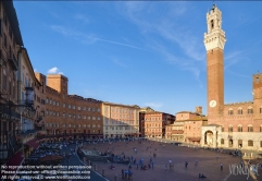 Viennaslide-06642421 Die Piazza del Campo ist der bedeutendste Platz der toskanischen Stadt Siena, deren Zentrum er bildet. Der Platz ist bekannt durch seine beeindruckende Architektur und seine halbrunde Form sowie durch das hier jährlich zweimal ausgetragene Pferderennen Palio di Siena. Der Palazzo Pubblico (Palazzo Comunale, das Rathaus) ist ein Palast in Siena, in der Toskana in Italien, dessen Bau im Jahre 1297 begann als Sitz der republikanischen Regierung, der Podesta und des Konzils der Neun.