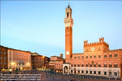 Viennaslide-06642423 Die Piazza del Campo ist der bedeutendste Platz der toskanischen Stadt Siena, deren Zentrum er bildet. Der Platz ist bekannt durch seine beeindruckende Architektur und seine halbrunde Form sowie durch das hier jährlich zweimal ausgetragene Pferderennen Palio di Siena. Der Palazzo Pubblico (Palazzo Comunale, das Rathaus) ist ein Palast in Siena, in der Toskana in Italien, dessen Bau im Jahre 1297 begann als Sitz der republikanischen Regierung, der Podesta und des Konzils der Neun.