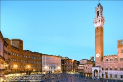 Viennaslide-06642424 Die Piazza del Campo ist der bedeutendste Platz der toskanischen Stadt Siena, deren Zentrum er bildet. Der Platz ist bekannt durch seine beeindruckende Architektur und seine halbrunde Form sowie durch das hier jährlich zweimal ausgetragene Pferderennen Palio di Siena. Der Palazzo Pubblico (Palazzo Comunale, das Rathaus) ist ein Palast in Siena, in der Toskana in Italien, dessen Bau im Jahre 1297 begann als Sitz der republikanischen Regierung, der Podesta und des Konzils der Neun.