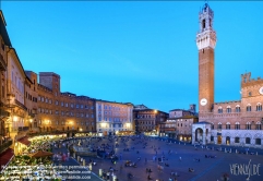 Viennaslide-06642425 Die Piazza del Campo ist der bedeutendste Platz der toskanischen Stadt Siena, deren Zentrum er bildet. Der Platz ist bekannt durch seine beeindruckende Architektur und seine halbrunde Form sowie durch das hier jährlich zweimal ausgetragene Pferderennen Palio di Siena. Der Palazzo Pubblico (Palazzo Comunale, das Rathaus) ist ein Palast in Siena, in der Toskana in Italien, dessen Bau im Jahre 1297 begann als Sitz der republikanischen Regierung, der Podesta und des Konzils der Neun.