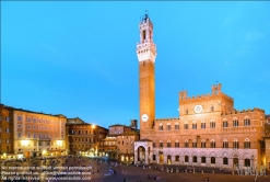 Viennaslide-06642426 Die Piazza del Campo ist der bedeutendste Platz der toskanischen Stadt Siena, deren Zentrum er bildet. Der Platz ist bekannt durch seine beeindruckende Architektur und seine halbrunde Form sowie durch das hier jährlich zweimal ausgetragene Pferderennen Palio di Siena. Der Palazzo Pubblico (Palazzo Comunale, das Rathaus) ist ein Palast in Siena, in der Toskana in Italien, dessen Bau im Jahre 1297 begann als Sitz der republikanischen Regierung, der Podesta und des Konzils der Neun.