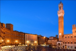 Viennaslide-06642427 Die Piazza del Campo ist der bedeutendste Platz der toskanischen Stadt Siena, deren Zentrum er bildet. Der Platz ist bekannt durch seine beeindruckende Architektur und seine halbrunde Form sowie durch das hier jährlich zweimal ausgetragene Pferderennen Palio di Siena. Der Palazzo Pubblico (Palazzo Comunale, das Rathaus) ist ein Palast in Siena, in der Toskana in Italien, dessen Bau im Jahre 1297 begann als Sitz der republikanischen Regierung, der Podesta und des Konzils der Neun.