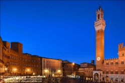 Viennaslide-06642428 Die Piazza del Campo ist der bedeutendste Platz der toskanischen Stadt Siena, deren Zentrum er bildet. Der Platz ist bekannt durch seine beeindruckende Architektur und seine halbrunde Form sowie durch das hier jährlich zweimal ausgetragene Pferderennen Palio di Siena. Der Palazzo Pubblico (Palazzo Comunale, das Rathaus) ist ein Palast in Siena, in der Toskana in Italien, dessen Bau im Jahre 1297 begann als Sitz der republikanischen Regierung, der Podesta und des Konzils der Neun.