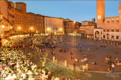 Viennaslide-06642430 Die Piazza del Campo ist der bedeutendste Platz der toskanischen Stadt Siena, deren Zentrum er bildet. Der Platz ist bekannt durch seine beeindruckende Architektur und seine halbrunde Form sowie durch das hier jährlich zweimal ausgetragene Pferderennen Palio di Siena. Der Palazzo Pubblico (Palazzo Comunale, das Rathaus) ist ein Palast in Siena, in der Toskana in Italien, dessen Bau im Jahre 1297 begann als Sitz der republikanischen Regierung, der Podesta und des Konzils der Neun.