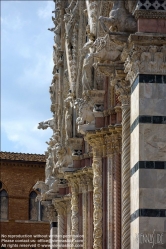 Viennaslide-06642801 Der Dom von Siena (Cattedrale di Santa Maria Assunta) ist die Hauptkirche der Stadt Siena in der Toskana. Heute ist das aus charakteristischem schwarzem und weißem Marmor errichtete Bauwerk eines der bedeutendsten Beispiele der gotischen Architektur.