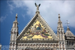 Viennaslide-06642806 Die dreiachsige Westfront mit spitzen Dreiecksgiebeln ist dekoriert durch eine Reihe von Säulen, Statuen und eingelegtem Marmor. Sie soll von Giovanni Pisano begonnen worden sein, datiert aber tatsächlich nach 1370. Sie wurde 1380 vollendet.