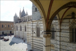 Viennaslide-06642807 Der Dom von Siena (Cattedrale di Santa Maria Assunta) ist die Hauptkirche der Stadt Siena in der Toskana. Heute ist das aus charakteristischem schwarzem und weißem Marmor errichtete Bauwerk eines der bedeutendsten Beispiele der gotischen Architektur.