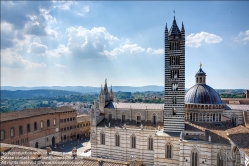 Viennaslide-06642808 Der Dom von Siena (Cattedrale di Santa Maria Assunta) ist die Hauptkirche der Stadt Siena in der Toskana. Heute ist das aus charakteristischem schwarzem und weißem Marmor errichtete Bauwerk eines der bedeutendsten Beispiele der gotischen Architektur.