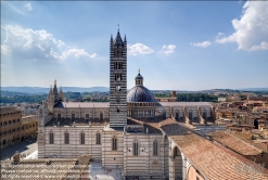 Viennaslide-06642809 Der Dom von Siena (Cattedrale di Santa Maria Assunta) ist die Hauptkirche der Stadt Siena in der Toskana. Heute ist das aus charakteristischem schwarzem und weißem Marmor errichtete Bauwerk eines der bedeutendsten Beispiele der gotischen Architektur.