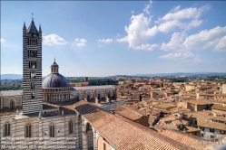 Viennaslide-06642810 Der Dom von Siena (Cattedrale di Santa Maria Assunta) ist die Hauptkirche der Stadt Siena in der Toskana. Heute ist das aus charakteristischem schwarzem und weißem Marmor errichtete Bauwerk eines der bedeutendsten Beispiele der gotischen Architektur.