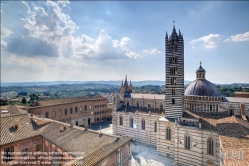 Viennaslide-06642812 Der Dom von Siena (Cattedrale di Santa Maria Assunta) ist die Hauptkirche der Stadt Siena in der Toskana. Heute ist das aus charakteristischem schwarzem und weißem Marmor errichtete Bauwerk eines der bedeutendsten Beispiele der gotischen Architektur.