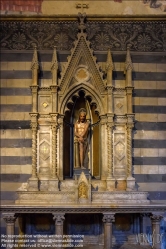 Viennaslide-06642829 In das Baptisterium San Giovanni, das unter dem Domchore eingerichtet ist (1325 war der Anbau fertig), tritt man über eine Flucht von Marmortreppen von 1451. Die schöne, aber unvollständige Fassade, wurde von Giovanni di Mino del Pellicciaio entworfen.