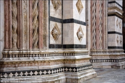 Viennaslide-06642832 In das Baptisterium San Giovanni, das unter dem Domchore eingerichtet ist (1325 war der Anbau fertig), tritt man über eine Flucht von Marmortreppen von 1451. Die schöne, aber unvollständige Fassade, wurde von Giovanni di Mino del Pellicciaio entworfen.