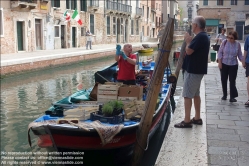 Viennaslide-06802101 Venedig, Kanal Rio de San Barnaba, Markt auf einem Boot - Venice, Channel Rio de San Barnaba, Market on a Boat