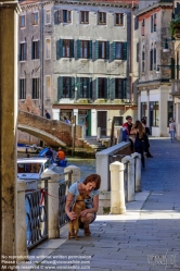 Viennaslide-06804129 Venedig, Mädchen mit Hund - Venice, Girl with Dog