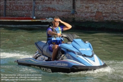 Viennaslide-06804138 Venedig, Polizist (Carabinieri) am Jetski // Venice, Police Officer (Carabinieri) on a Jetski