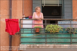 Viennaslide-06804144 Venedig, alte Dame am Balkon // Venice, Old Lady on a Balcony