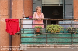 Viennaslide-06804144 Venedig, alte Dame am Balkon // Venice, Old Lady on a Balcony