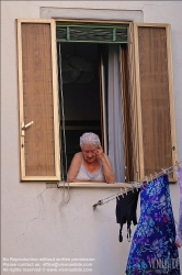 Viennaslide-06804154 Venedig, alte Dame am Fenster // Venice, Old Lady at a Window