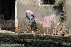 Viennaslide-06804158 Venedig, Graffity von Banksy, Campo San Pantalon // Venice, Graffity by Banksy, Campo San Pantalon
