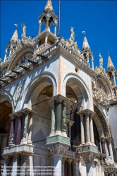 Viennaslide-06821102 Der Markusdom (italienisch Basilica di San Marco) in Venedig war das zentrale Staatsheiligtum der Republik Venedig bis zu ihrem Ende 1797 und ist seit 1807 die Kathedrale des Patriarchen von Venedig, seit dem 25. März 2012 Francesco Moraglia. Er befindet sich am Markusplatz im Sestiere San Marco.