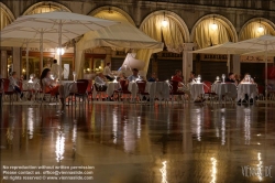 Viennaslide-06821204 Venedig, vom Acqua Alta überflutete Kaffeehausterrasse am Markusplatz // Venice, Flooded Terrace of a Cafe on Marcus Square