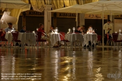 Viennaslide-06821205 Venedig, vom Acqua Alta überflutete Kaffeehausterrasse am Markusplatz // Venice, Flooded Terrace of a Cafe on Marcus Square