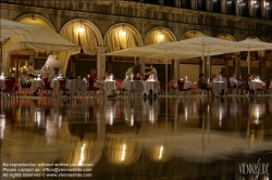 Viennaslide-06821207 Venedig, vom Acqua Alta überflutete Kaffeehausterrasse am Markusplatz // Venice, Flooded Terrace of a Cafe on Marcus Square