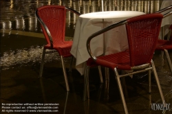 Viennaslide-06821209 Venedig, vom Acqua Alta überflutete Kaffeehausterrasse am Markusplatz // Venice, Flooded Terrace of a Cafe on Marcus Square