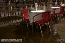 Viennaslide-06821210 Venedig, vom Acqua Alta überflutete Kaffeehausterrasse am Markusplatz // Venice, Flooded Terrace of a Cafe on Marcus Square