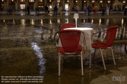 Viennaslide-06821211 Venedig, vom Acqua Alta überflutete Kaffeehausterrasse am Markusplatz // Venice, Flooded Terrace of a Cafe on Marcus Square