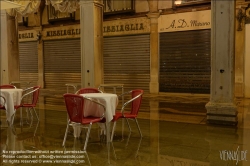 Viennaslide-06821212 Venedig, vom Acqua Alta überflutete Kaffeehausterrasse am Markusplatz // Venice, Flooded Terrace of a Cafe on Marcus Square