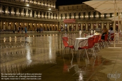 Viennaslide-06821213 Venedig, vom Acqua Alta überflutete Kaffeehausterrasse am Markusplatz // Venice, Flooded Terrace of a Cafe on Marcus Square