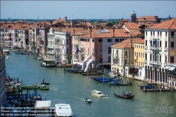 Viennaslide-06822105 Venedig, Panorama von Fondaco dei Tedeschi mit Canal Grande, Kunstwerk Lorenzo Quinn, Support - Venice, Canal Grande Panorama, Artwork by Lorenzo Quinn, Support