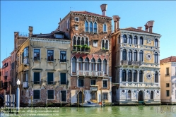 Viennaslide-06822110 Palazzo Dario oder Ca' Dario ist einer der bekanntesten Paläste in Venedig. Er befindet sich im Sestiere (Viertel) von Dorsoduro und liegt direkt am Canal Grande am Beginn des Rio delle Torreselle. Der Korpus des Palastes ist im typischen Stil der italienischen Gotik errichtet, der in Venedig sehr verbreitet war, aber die Fassade zum Canal Grande ist deutlich Renaissance.