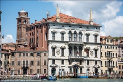 Viennaslide-06822116 Palazzo Balbi ist ein Palast in Venedig in der italienischen Region Venetien. Er liegt im Sestiere Dorsoduro mit Blick auf den Canal Grande, und zwar einen Abschnitt der „Kurve des Kanals“ genannt wird, zwischen dem Ca’ Foscari und dem Palazzo Caotorta Angaran. Palazzo Balbi ist der Amtssitz des Präsidenten der Region Venetien und Sitz der Regionalregierung.