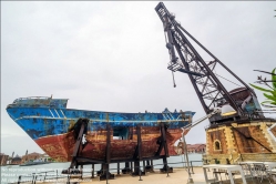 Viennaslide-06871925 Venice, Biennale 2019, May You Live In Interesting Times; Christoph Büchel, 'Barca Nostra 2018-2019', '2250 x 710 x 860', 'Schiffswrack 18. April 2015' (Lampedusa)