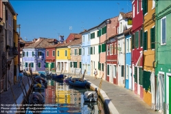 Viennaslide-06882101 Burano, venetisch Buran, ist mit einer Fläche von mehr als 21 ha eine der größeren und mit über 2700 Einwohnern eine der am dichtesten besiedelten Inseln in der Lagune von Venedig. Burano liegt nordöstlich des historischen Zentrums von Venedig. Eigentlich handelt es sich um eine Gruppe von vier, früher fünf nahe beisammenliegenden und durch acht Brücken verbundenen Inseln.