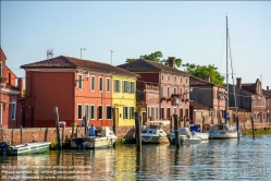 Viennaslide-06882108 Burano, venetisch Buran, ist mit einer Fläche von mehr als 21 ha eine der größeren und mit über 2700 Einwohnern eine der am dichtesten besiedelten Inseln in der Lagune von Venedig. Burano liegt nordöstlich des historischen Zentrums von Venedig. Eigentlich handelt es sich um eine Gruppe von vier, früher fünf nahe beisammenliegenden und durch acht Brücken verbundenen Inseln.