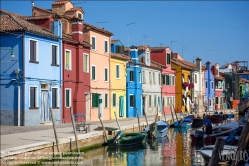 Viennaslide-06882110 Burano, venetisch Buran, ist mit einer Fläche von mehr als 21 ha eine der größeren und mit über 2700 Einwohnern eine der am dichtesten besiedelten Inseln in der Lagune von Venedig. Burano liegt nordöstlich des historischen Zentrums von Venedig. Eigentlich handelt es sich um eine Gruppe von vier, früher fünf nahe beisammenliegenden und durch acht Brücken verbundenen Inseln.