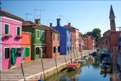 Viennaslide-06882118 Burano, venetisch Buran, ist mit einer Fläche von mehr als 21 ha eine der größeren und mit über 2700 Einwohnern eine der am dichtesten besiedelten Inseln in der Lagune von Venedig. Burano liegt nordöstlich des historischen Zentrums von Venedig. Eigentlich handelt es sich um eine Gruppe von vier, früher fünf nahe beisammenliegenden und durch acht Brücken verbundenen Inseln.