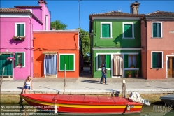 Viennaslide-06882119 Burano, venetisch Buran, ist mit einer Fläche von mehr als 21 ha eine der größeren und mit über 2700 Einwohnern eine der am dichtesten besiedelten Inseln in der Lagune von Venedig. Burano liegt nordöstlich des historischen Zentrums von Venedig. Eigentlich handelt es sich um eine Gruppe von vier, früher fünf nahe beisammenliegenden und durch acht Brücken verbundenen Inseln.