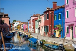 Viennaslide-06882123 Burano, venetisch Buran, ist mit einer Fläche von mehr als 21 ha eine der größeren und mit über 2700 Einwohnern eine der am dichtesten besiedelten Inseln in der Lagune von Venedig. Burano liegt nordöstlich des historischen Zentrums von Venedig. Eigentlich handelt es sich um eine Gruppe von vier, früher fünf nahe beisammenliegenden und durch acht Brücken verbundenen Inseln.