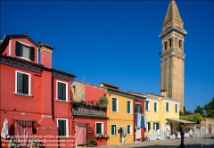 Viennaslide-06882125 Burano, venetisch Buran, ist mit einer Fläche von mehr als 21 ha eine der größeren und mit über 2700 Einwohnern eine der am dichtesten besiedelten Inseln in der Lagune von Venedig. Burano liegt nordöstlich des historischen Zentrums von Venedig. Eigentlich handelt es sich um eine Gruppe von vier, früher fünf nahe beisammenliegenden und durch acht Brücken verbundenen Inseln.