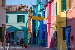 Viennaslide-06882133 Burano, venetisch Buran, ist mit einer Fläche von mehr als 21 ha eine der größeren und mit über 2700 Einwohnern eine der am dichtesten besiedelten Inseln in der Lagune von Venedig. Burano liegt nordöstlich des historischen Zentrums von Venedig. Eigentlich handelt es sich um eine Gruppe von vier, früher fünf nahe beisammenliegenden und durch acht Brücken verbundenen Inseln.