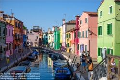 Viennaslide-06882134 Burano, venetisch Buran, ist mit einer Fläche von mehr als 21 ha eine der größeren und mit über 2700 Einwohnern eine der am dichtesten besiedelten Inseln in der Lagune von Venedig. Burano liegt nordöstlich des historischen Zentrums von Venedig. Eigentlich handelt es sich um eine Gruppe von vier, früher fünf nahe beisammenliegenden und durch acht Brücken verbundenen Inseln.