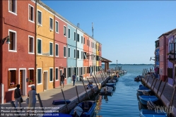 Viennaslide-06882135 Burano, venetisch Buran, ist mit einer Fläche von mehr als 21 ha eine der größeren und mit über 2700 Einwohnern eine der am dichtesten besiedelten Inseln in der Lagune von Venedig. Burano liegt nordöstlich des historischen Zentrums von Venedig. Eigentlich handelt es sich um eine Gruppe von vier, früher fünf nahe beisammenliegenden und durch acht Brücken verbundenen Inseln.