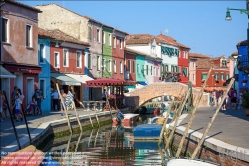 Viennaslide-06882137 Burano, venetisch Buran, ist mit einer Fläche von mehr als 21 ha eine der größeren und mit über 2700 Einwohnern eine der am dichtesten besiedelten Inseln in der Lagune von Venedig. Burano liegt nordöstlich des historischen Zentrums von Venedig. Eigentlich handelt es sich um eine Gruppe von vier, früher fünf nahe beisammenliegenden und durch acht Brücken verbundenen Inseln.